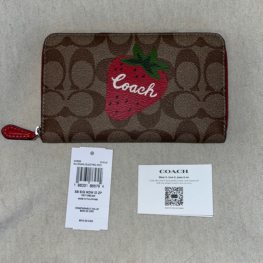 New Coach Wallet in signature  print with strawberry